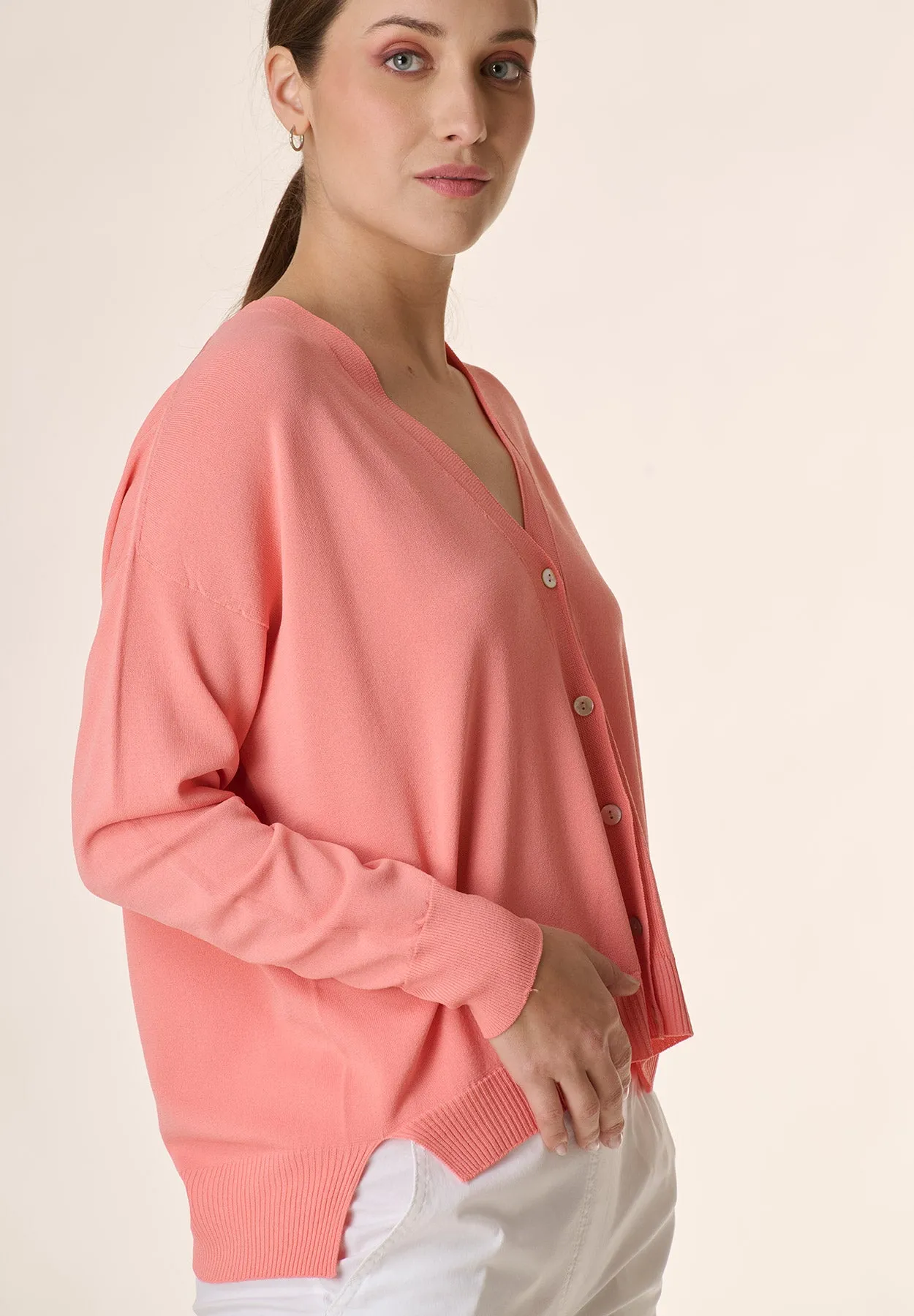 Cardigan rosa con bottoni