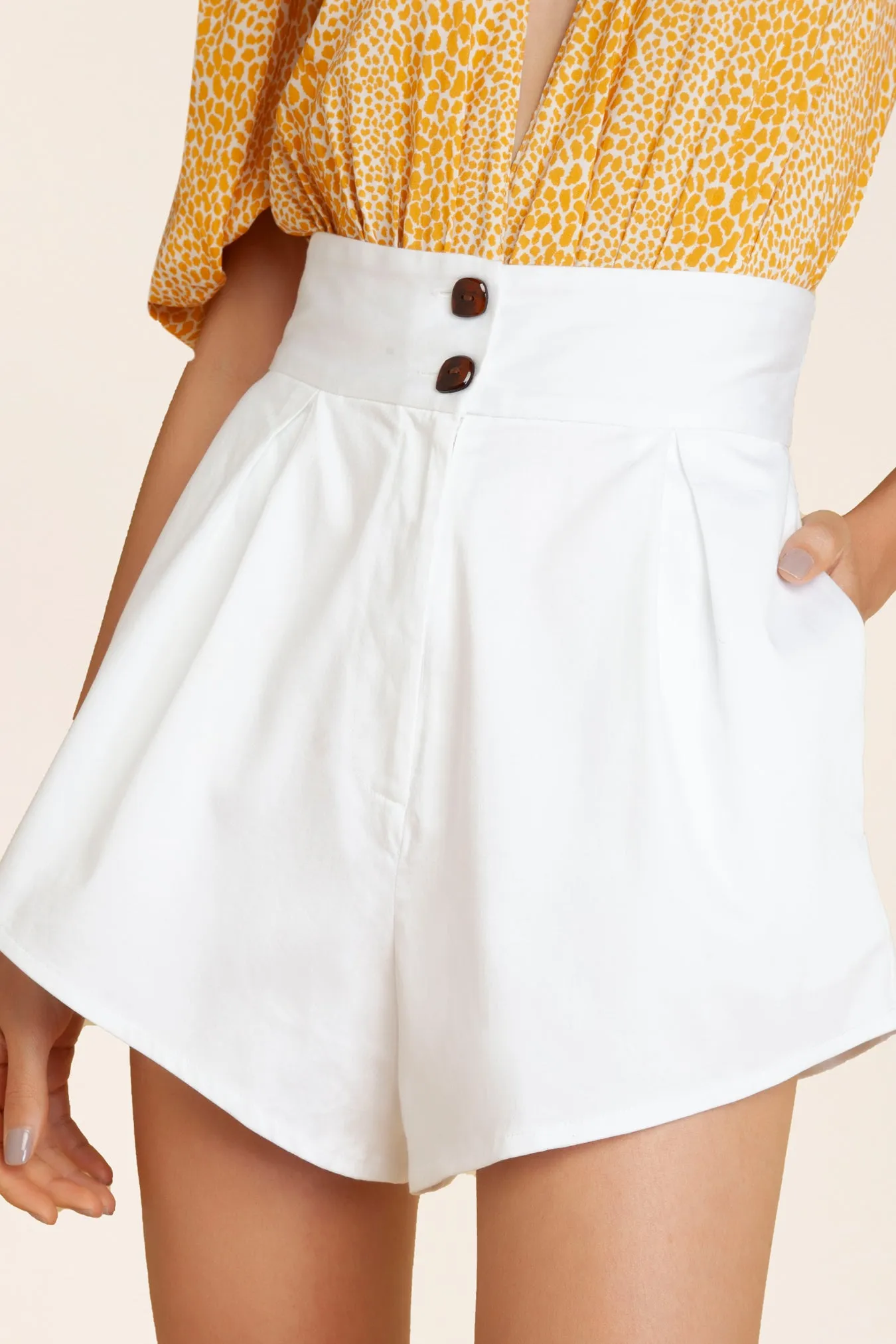 SOLID PLEATED SHORTS